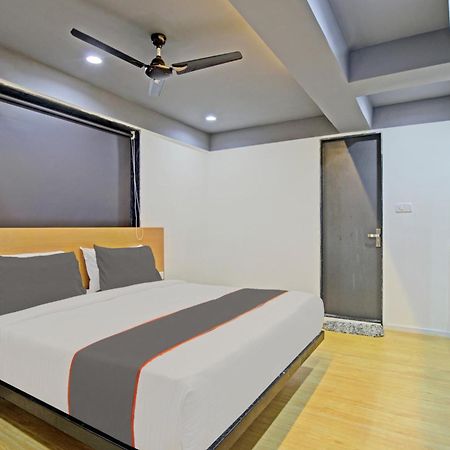 Collection O De'Pearl Hotel Surat Exteriör bild
