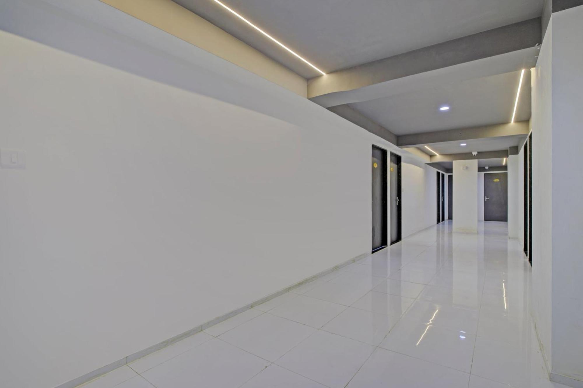 Collection O De'Pearl Hotel Surat Exteriör bild