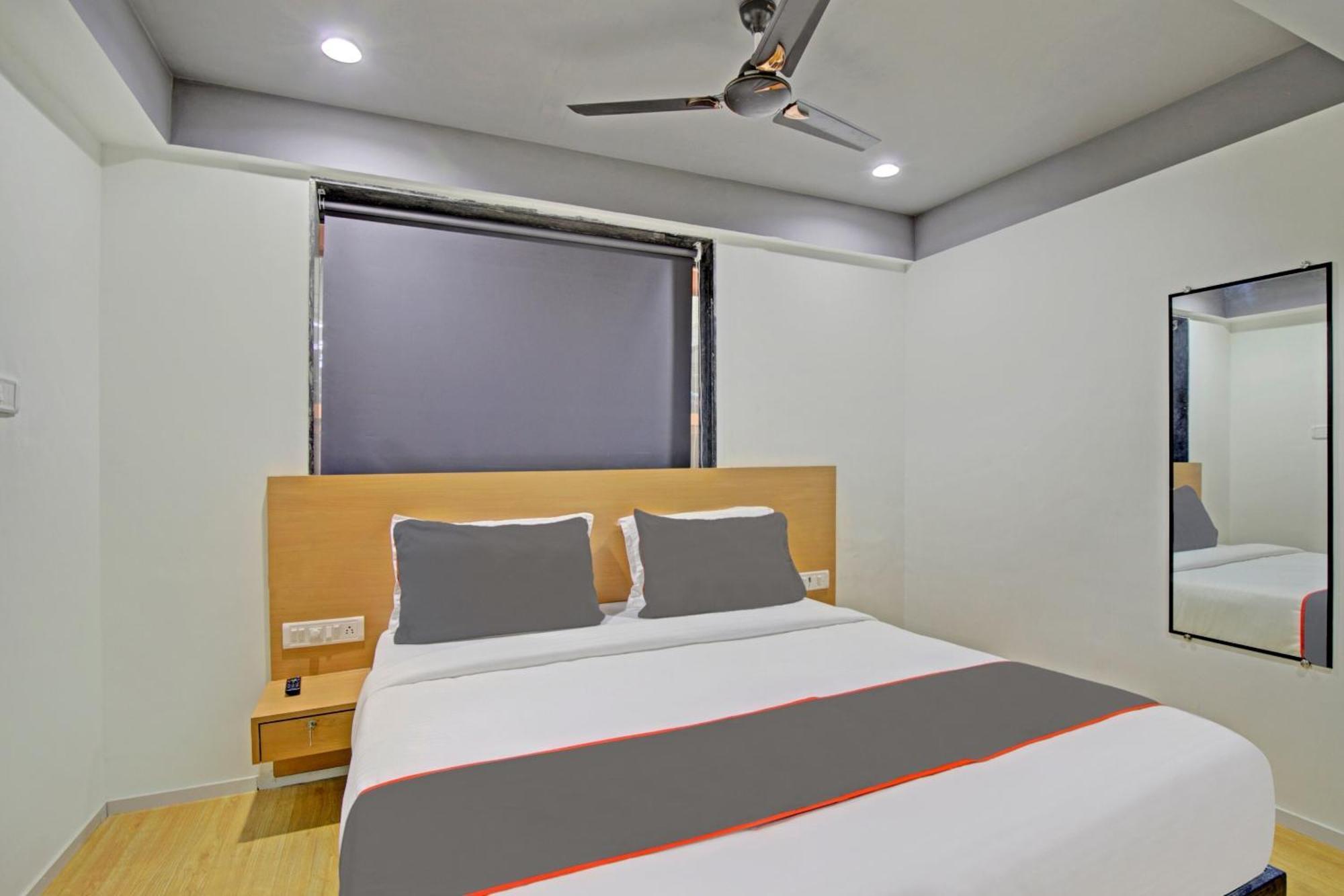 Collection O De'Pearl Hotel Surat Exteriör bild