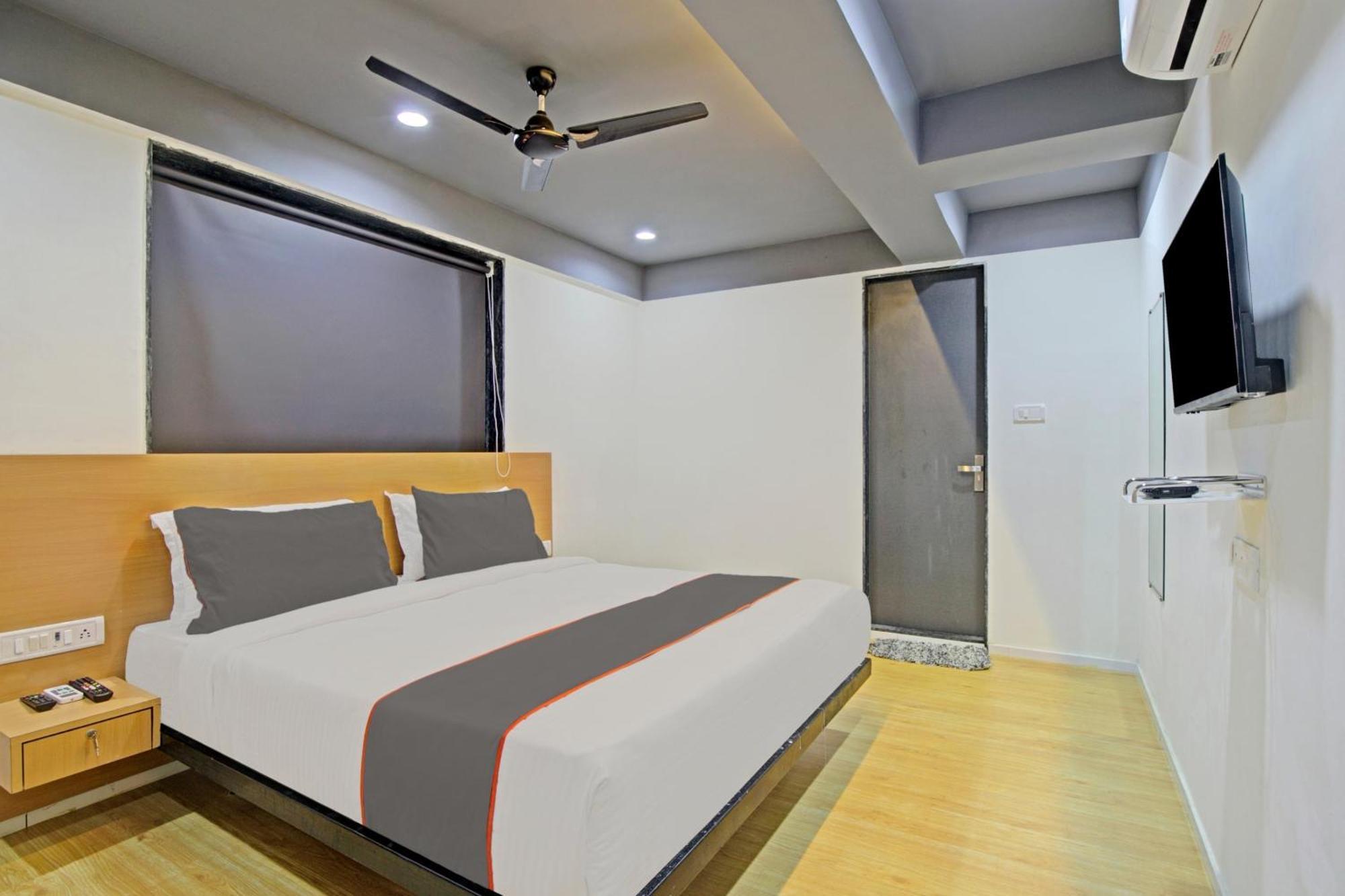Collection O De'Pearl Hotel Surat Exteriör bild