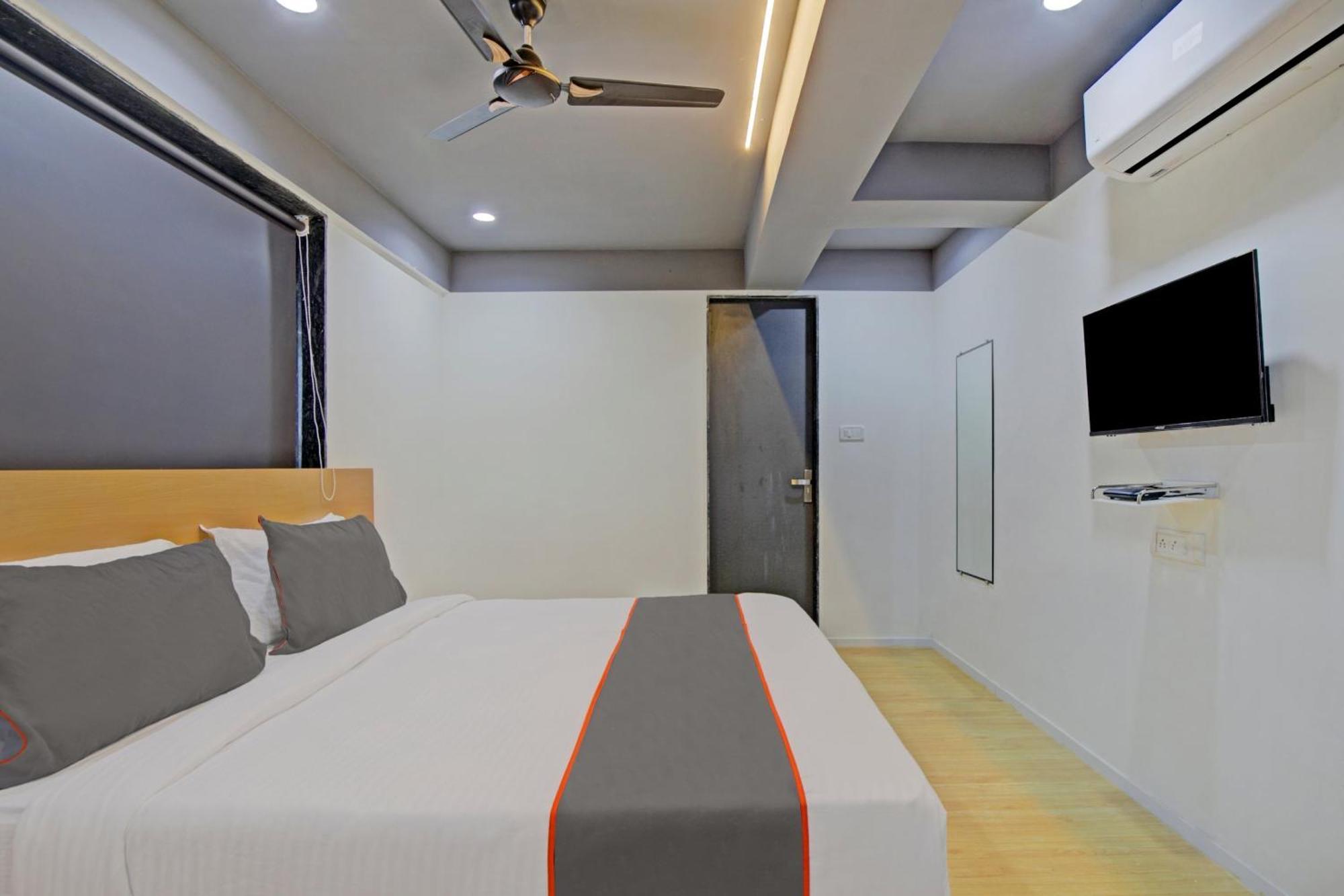 Collection O De'Pearl Hotel Surat Exteriör bild